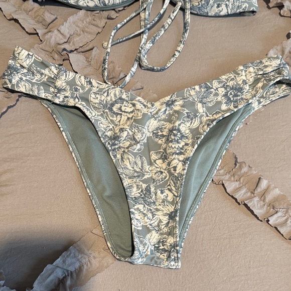 Abercrombie & Fitch Floral Bandeau Bikini Set in Blue and Cream - Picture 8 of 12